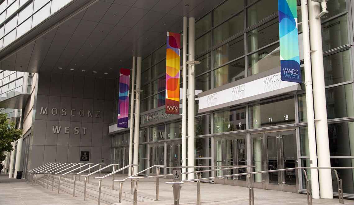 Moscone West Entrance - Photo by Roustem Karimov - from Flickr - CC BY-SA 2.0 Abbildung des Moscone West Eingangs bei der WWDC 2013