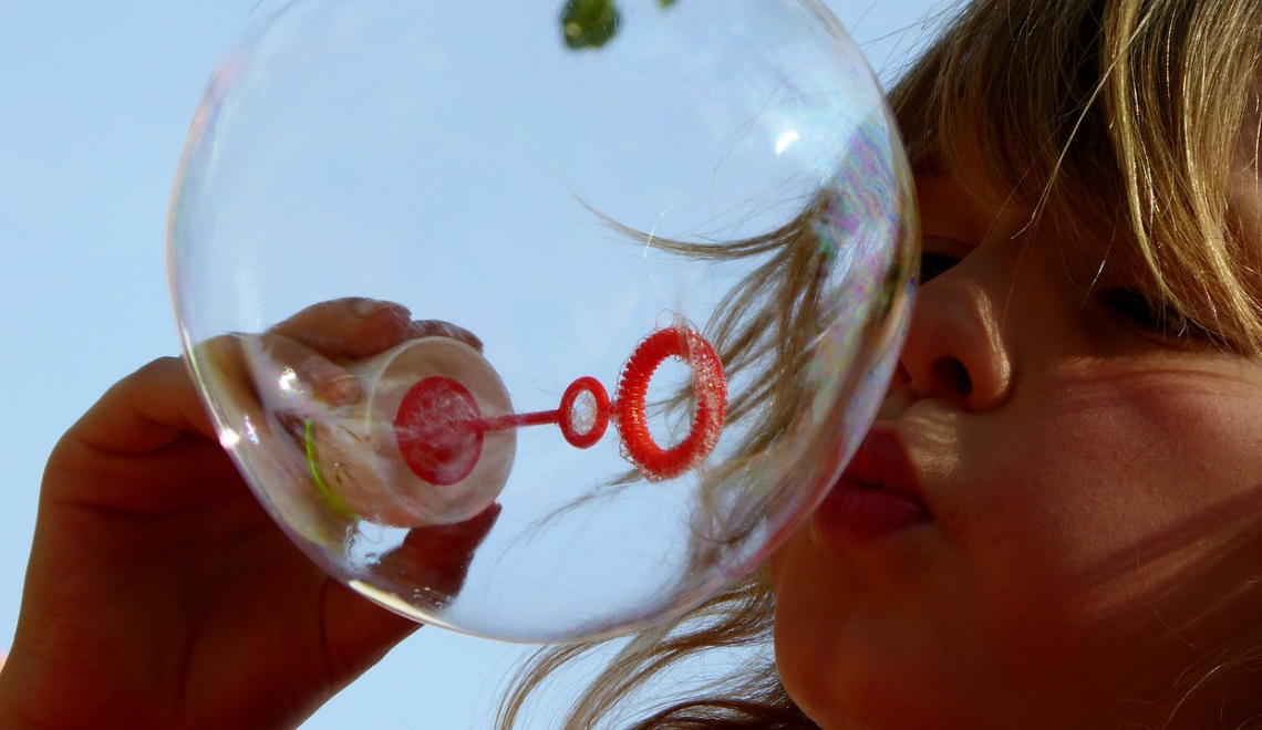 Soap Bubbles Burst - EME - pixabay Abbildung von Maedchen mit grosser Seifenblase