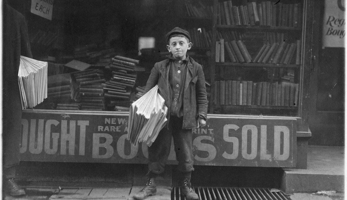 Newsboy - Lewis Hine - Wikimedia Abbildung von Zeitungsjunge