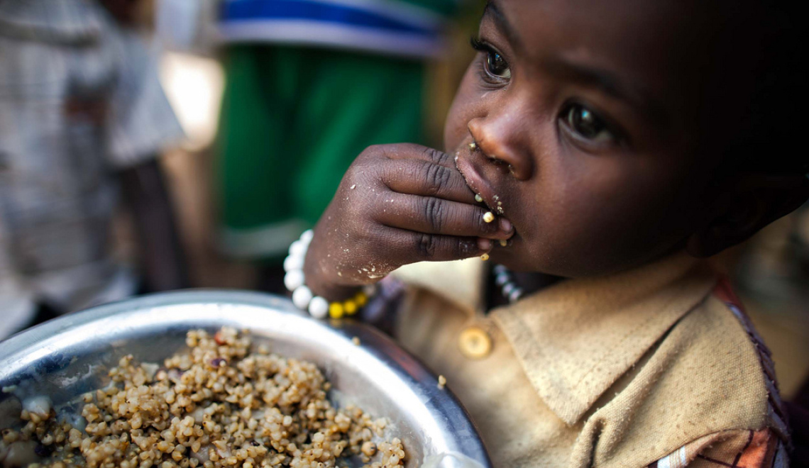 WFP nutrition program - UNAMID - flickr Abbildung von afrikanischen Kind beim Essen
