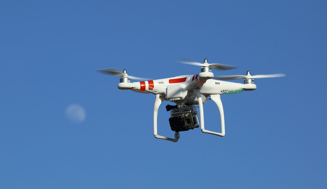 Drone with GoPro digital camera mounted underneath - 22 April 2013 - Photo by Don McCullough - from Wikipedia - CC BY 2 Bild einer Drohne mit GoPro Kamera