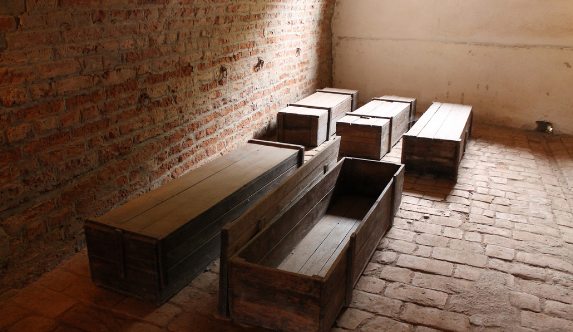 Coffins - Photo by elPadawan - from Flickr - CC BY SA 2 Abbildung von Holzsärgen