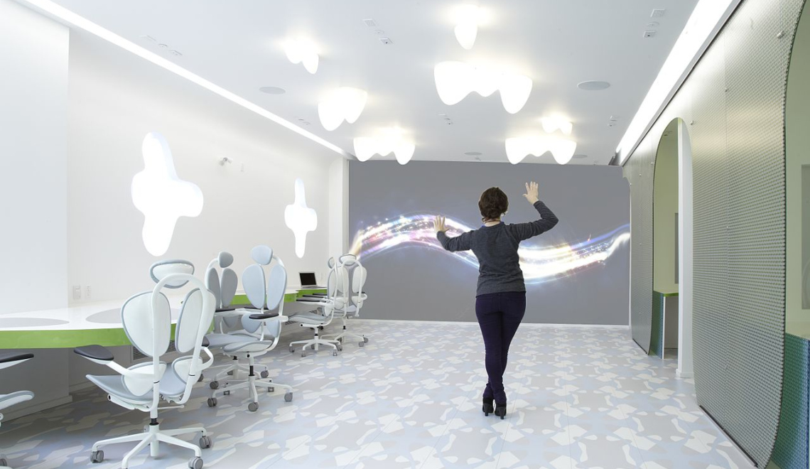 Human Media Lab - Karim Rashid - Wikimedia Abbildung von Hybrid Assistive