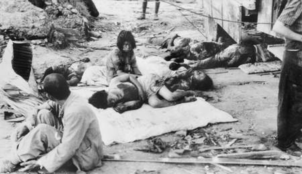 Abbildung von Opfern der Atombombe in den Truemmern