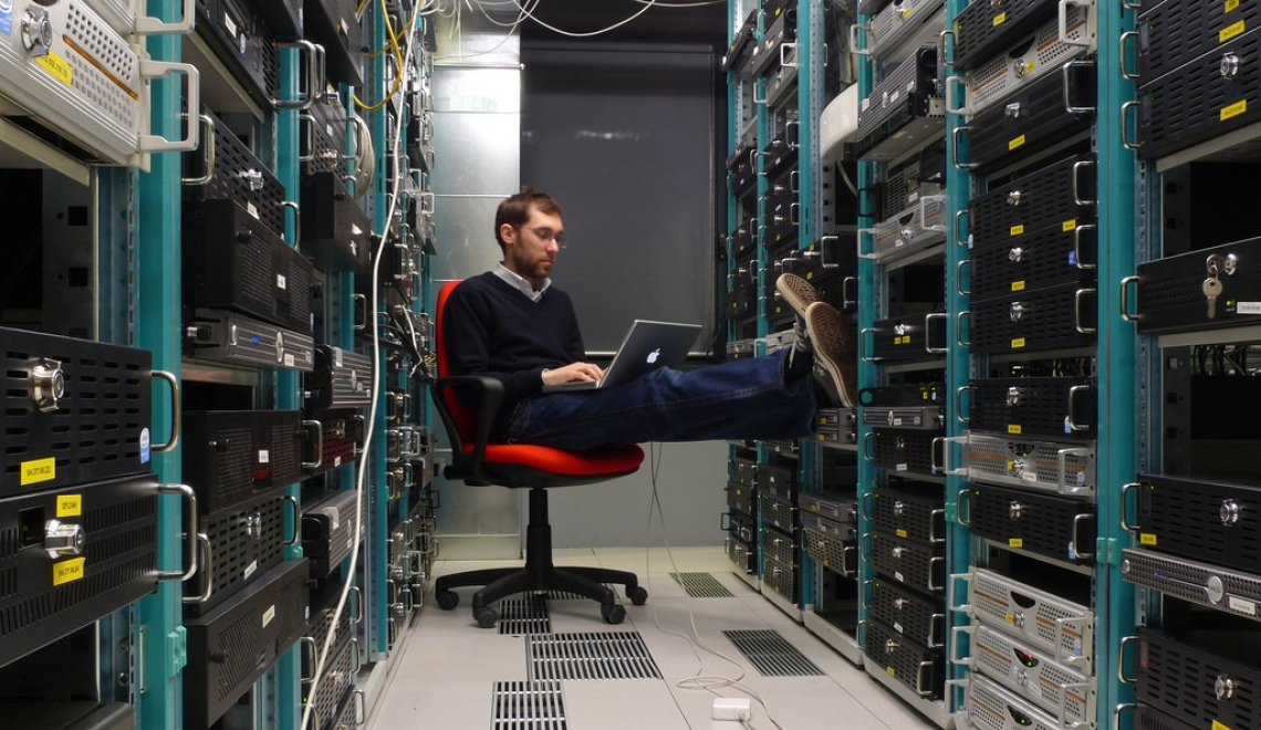 Datacenter Work - Leonardo Rizzi - flickr Abbildung von System Ingenieur in Serverraum