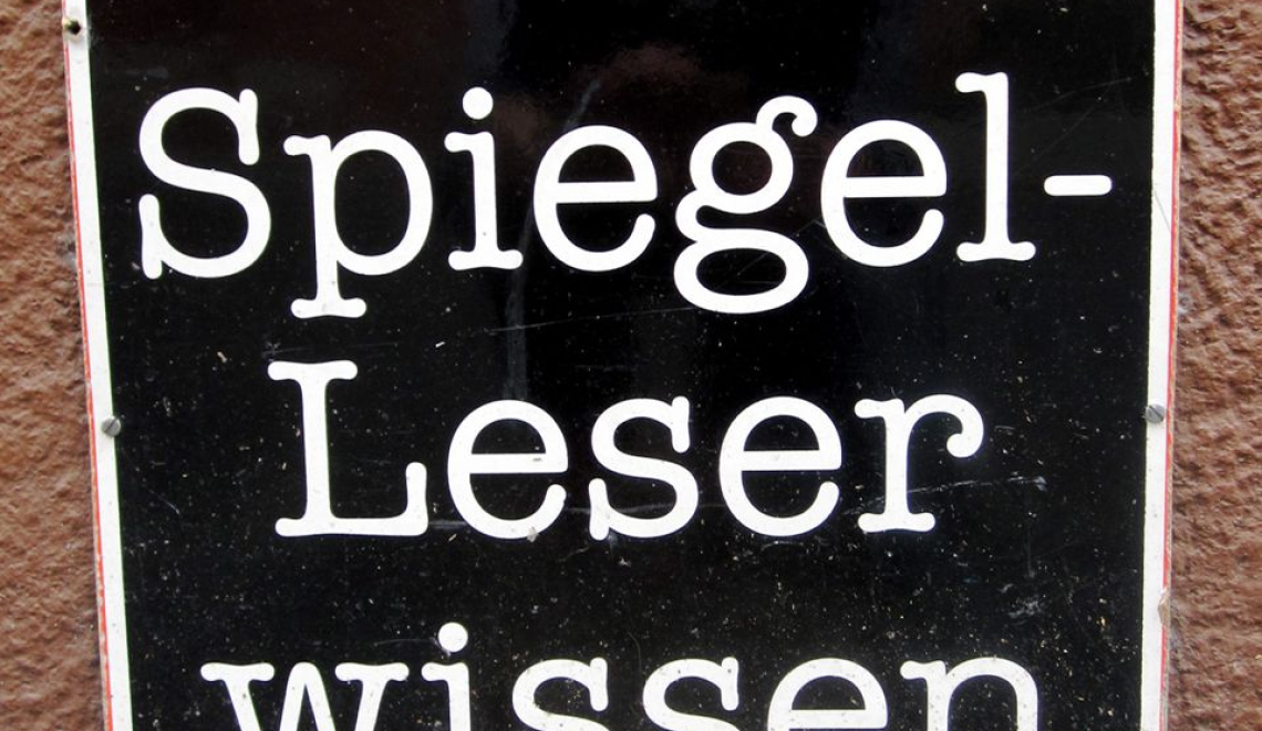 Spiegel-Leser wissen mehr - Photo by ladydi_saster - from Flickr - CC BY 2.0 Abbildung von Der Spiegel Werbeschild
