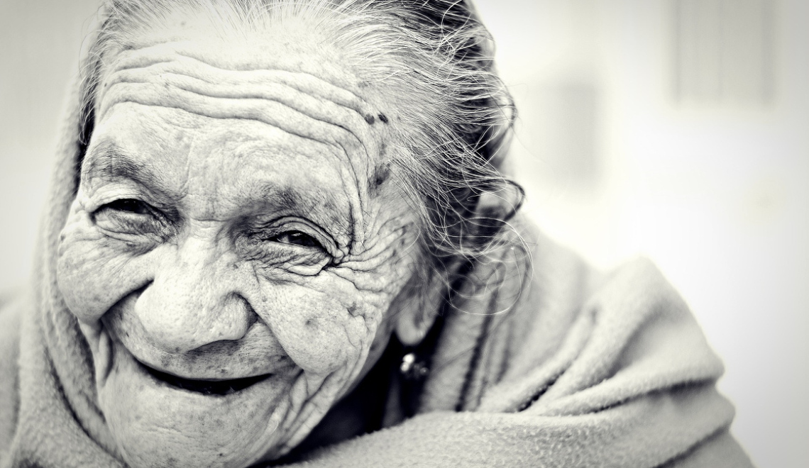 Old Lady Smile - Unsplash - pixabay Abbildung von alter Dame die laechelt