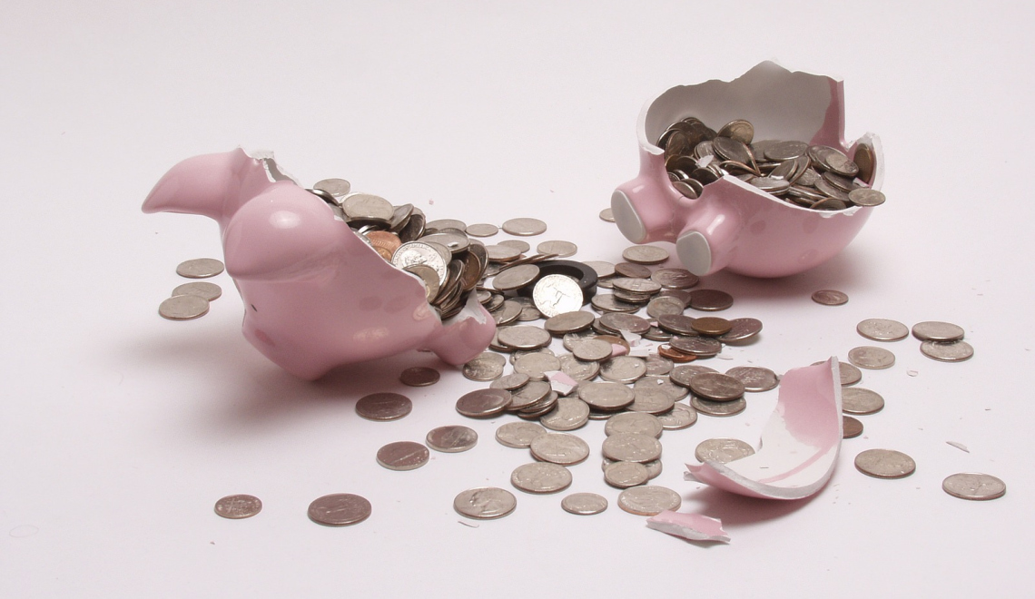 Smashed Piggy Bank with Coins - Jacob Edward - flickr Abbildung von zerbrochenem Sparschwein