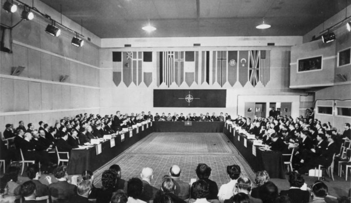 Aufnahme der BRD in die NATO-Gemeinschaft | Bild zum Artikel auf interscenar.io