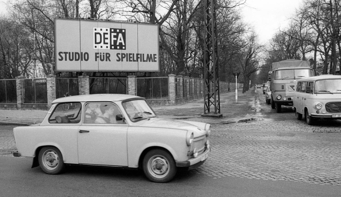 DEFA Studios für Spielfilme - Aufsteller mit Trabant im Vordergrund