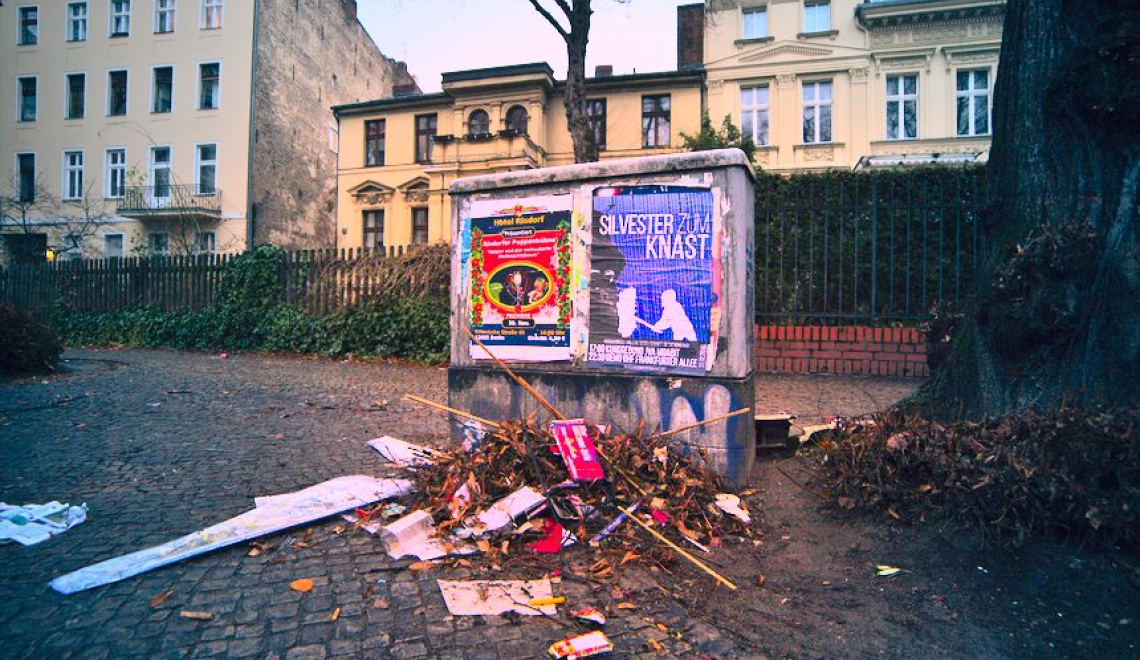 Muell am Neujahrsmorgen von Silvester 2016 auf den Strassen von Berlin