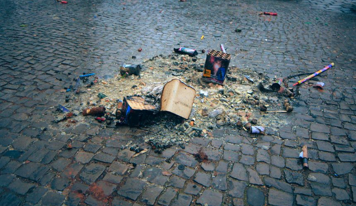 Muell am Neujahrsmorgen von Silvester 2016 auf den Strassen von Berlin Muell am Neujahrsmorgen von Silvester 2016 auf den Strassen von Berlin