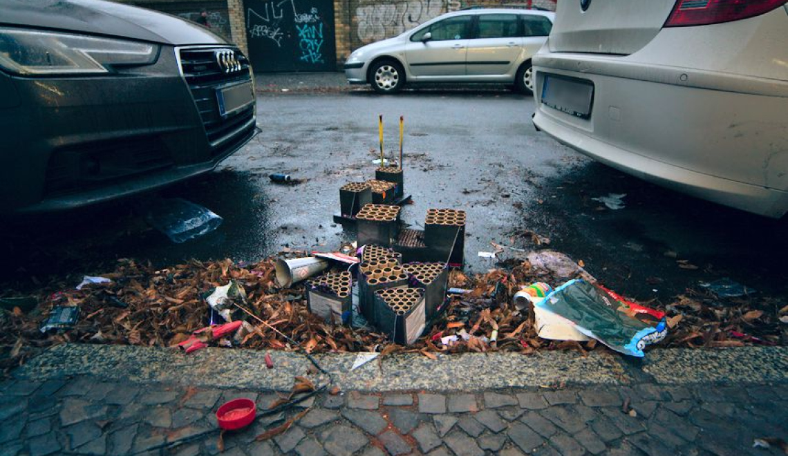 In the streets of Berlin at night - Photo by Sebastian Ugovsky - from Flickr - All rights reserved Abbildung von Silvestermuell auf Strasse