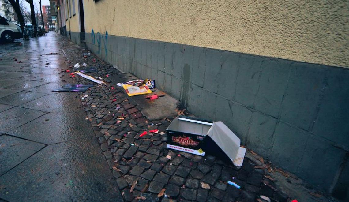 Muell am Neujahrsmorgen von Silvester 2016 auf den Strassen von Berlin Muell am Neujahrsmorgen von Silvester 2016 auf den Strassen von Berlin
