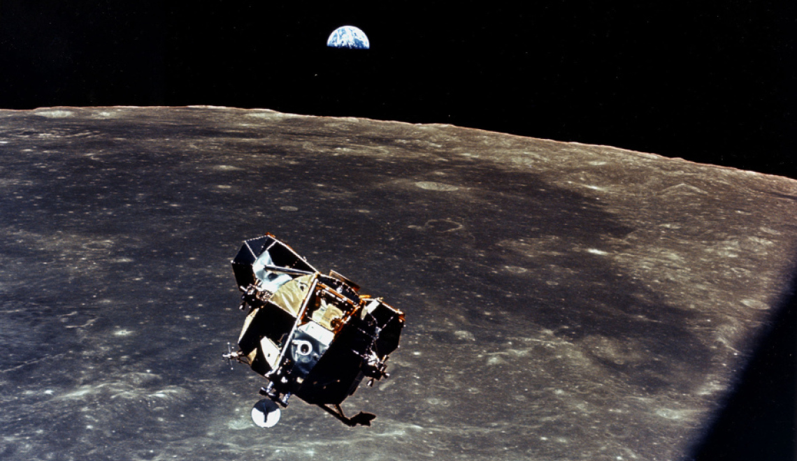 Abbildung von Apollo 11 vom Mond zur Erde