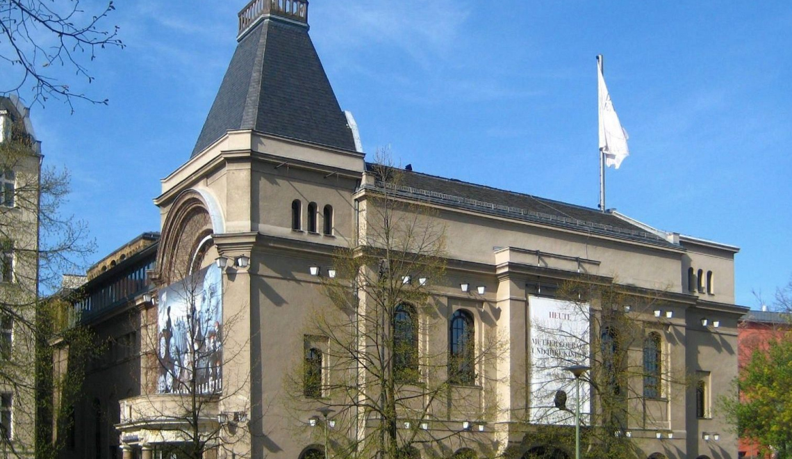 Theater am Schiffbauerdamm - Beek100 - Wikimedia Abbildung von Berliner Ensemble - Theater am Schiffbauerdamm