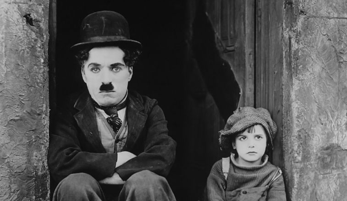 Chaplin The Kid Edit - James Willis Sayre - Wikimedia Commons Abbildung von Charlie Chaplin und Jackie Coogan am Set von The Kid