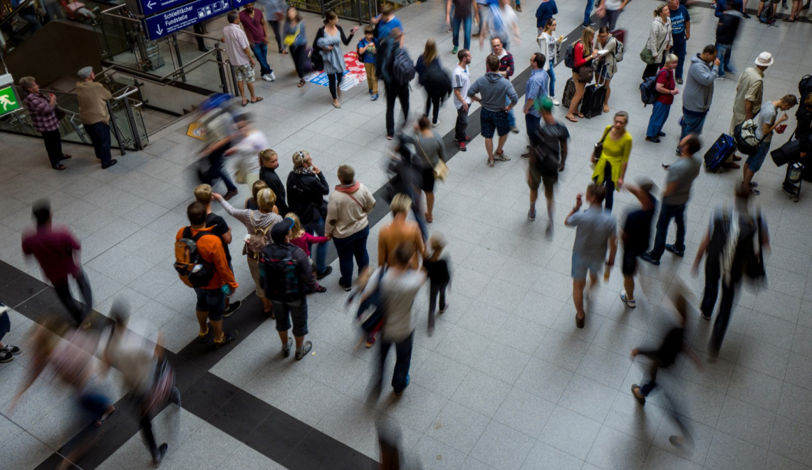 Das Bild von bewegten Menschen in einer Bahnstation oder auf dem Flughafen als Symbol fuer unser Herdenverhalten. Critical Mass - Eine Fotografie von Matthias Ripp - zur Verfuegung gestellt unter der CC BY 2 Lizenz