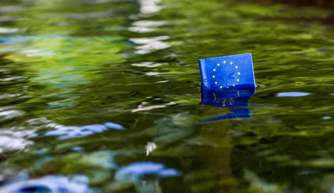 Abbildung einer Europa Flagge im Wasser