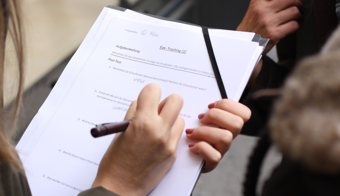 Eye tracking - delphinmedia - pixabay Abbildung von Haenden und einem Stift auf einem Ausfuellbogen Papier