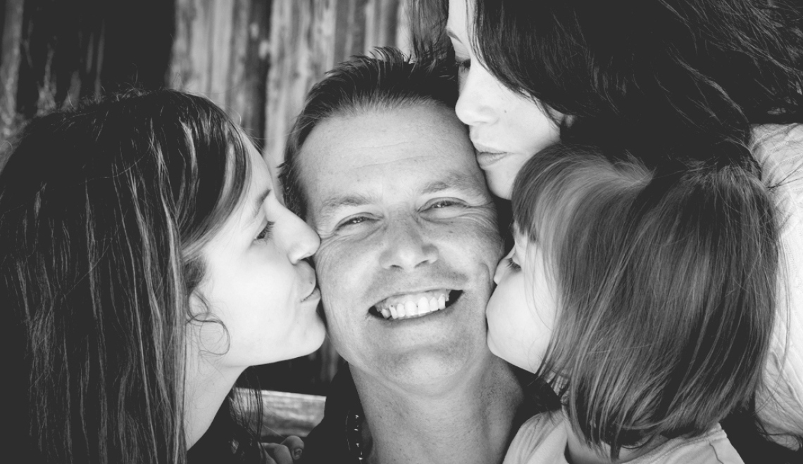 Father's Kiss - Shauna Hawkins - flickr Abbildung von Vater mit Toechtern