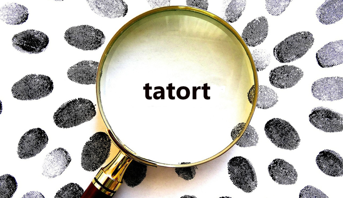 Abbildung von Fingerabdruecken und Lupe