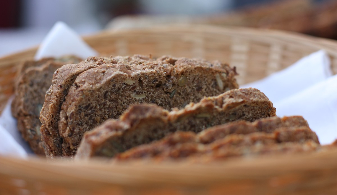Foto First Bread von Tobias Wutzow zur Verfuegung gestellt ueber Flickr CC BY 2 Ein Foto mit der Darstellung von Brot in Scheiben in einem Brotkorb