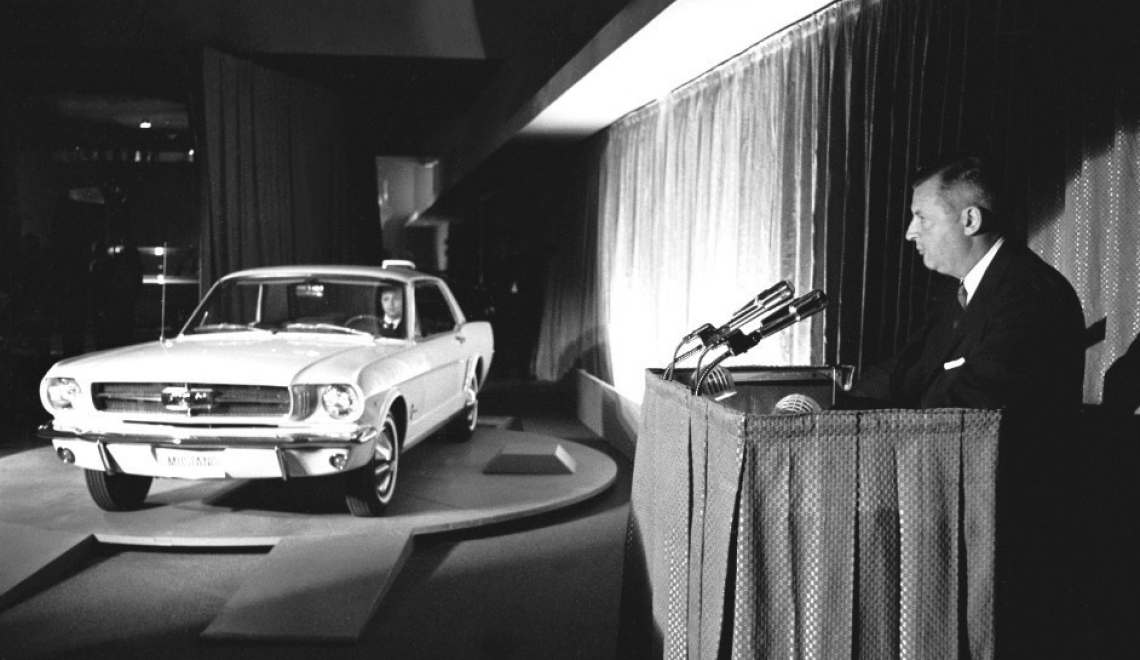 Ford Mustang Lee lacocca - Ford - dpa Abbildung von einem Ford Mustang und dessen Entwickler Lee Iacocca
