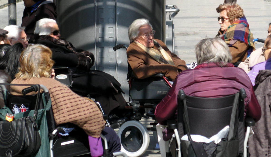 Abbildung von alten Menschen in Rollstuehlen