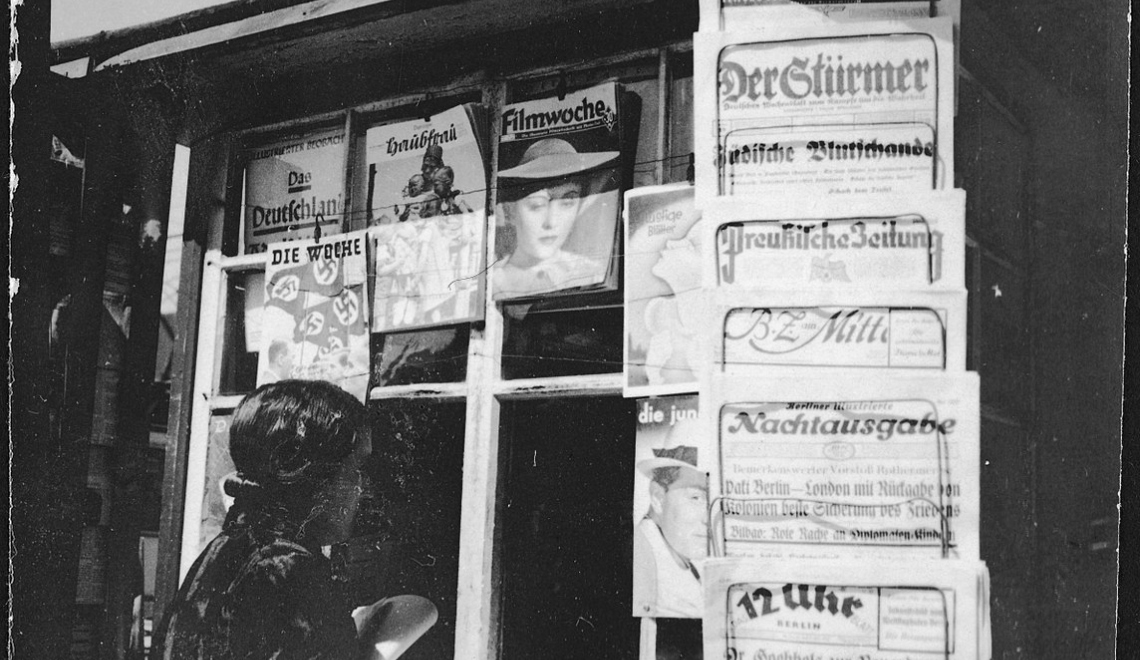 Abbildung eines Zeitungsstands in Danzig 1937