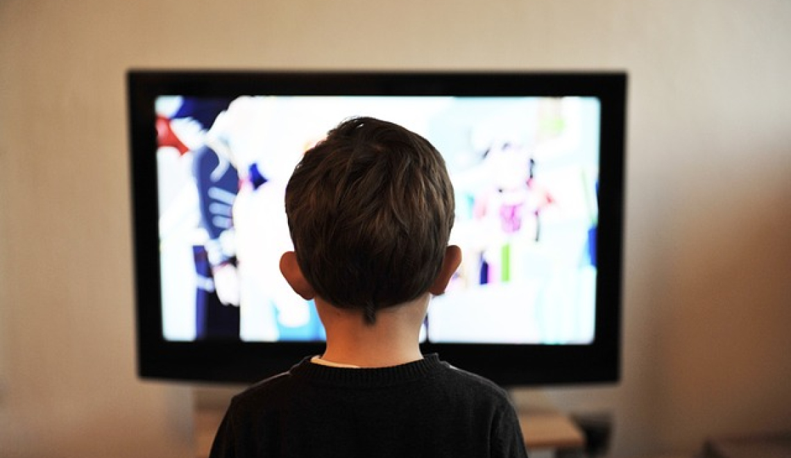 Child TV - Photo by mojzagrebinfo - from Pixabay - PD CC0 Abbildung eines kleinen Jungen vor dem Fernseher