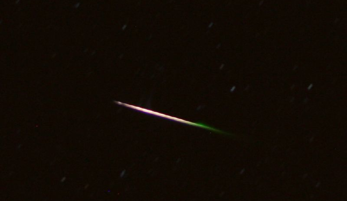 Meteor, right!? - Rongem Boyo - flickr Abbildung des Verbrennungs-Farbverlaufs eines Meteoritenschweifs