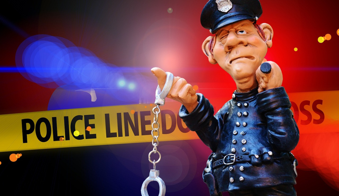 Abbildung einer Wachsfigur eines Polizisten vor einer Tatortabsperrung