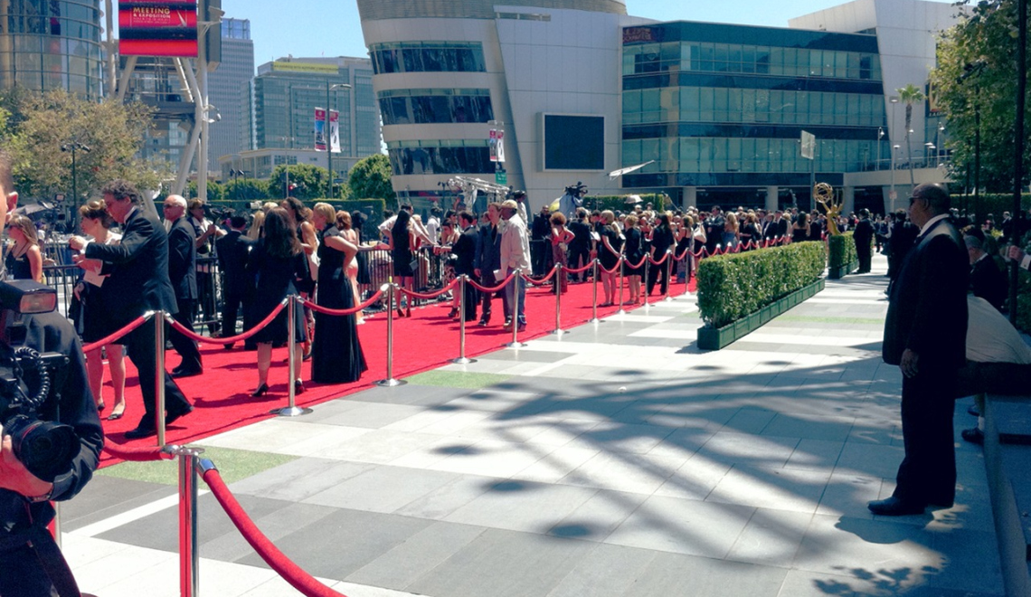 Red Carpet Arrivals - Photo by Marco Recuay - License - CC BY SA 2 Foto des roten Teppichs bei den Emmy Awards 2010 in Los Angeles