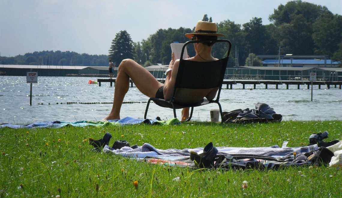 Foto Relax von Thomas Kohler auf Flickr - CC BY 2 Abbildung von einem Mann im Liegestuhl