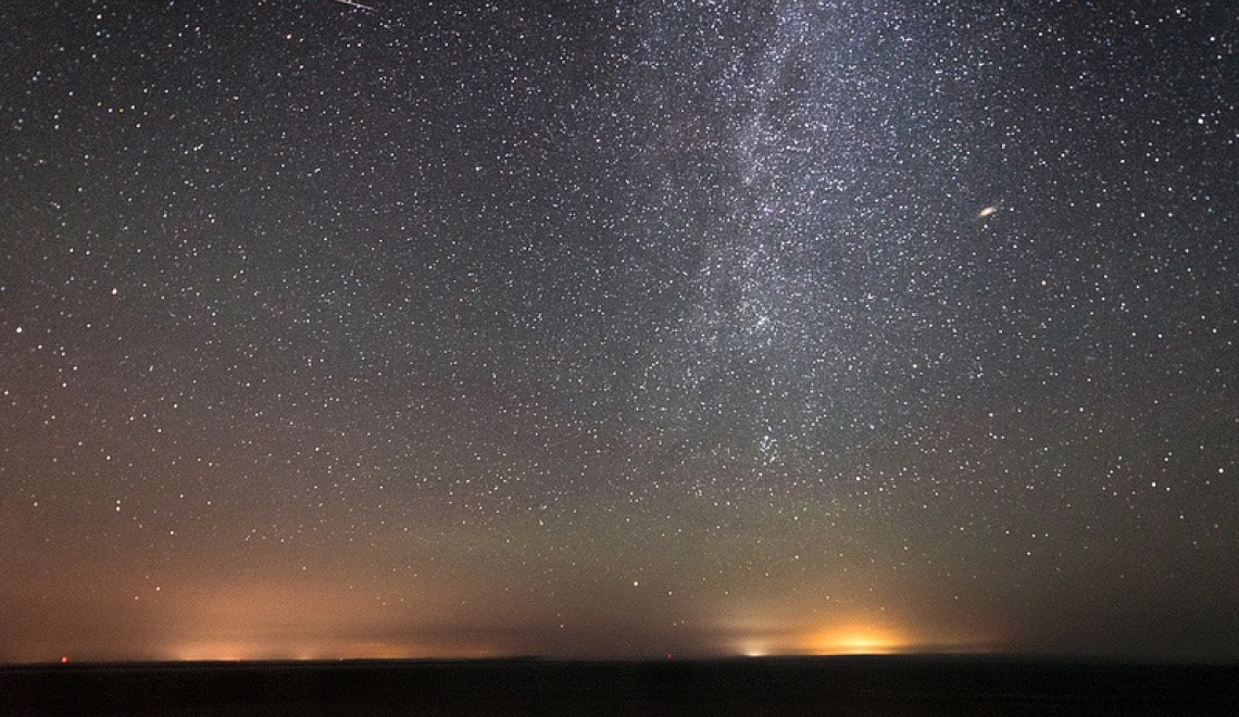 Saint John Glow - Photo by Shawn Harquail - from Flickr - CC BY-NC 2.0 Abbildung eines Sternenhimmels mit Meteoritenschweif