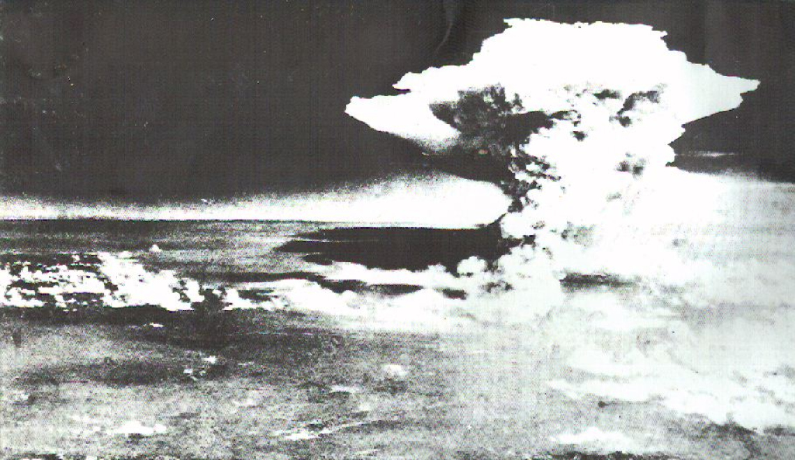 Atomic Cloud over Hiroshima - 509th Operations Group - Wikimedia Abbildung von Atombomben-Pilz von Hiroshima 1945