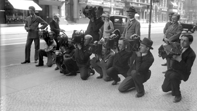 Abbildung von Pressefotografen mit Kameras im Jahr 1932