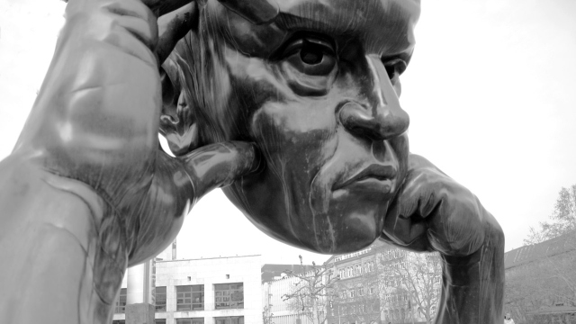 Abbildung von nachdenkender Statue
