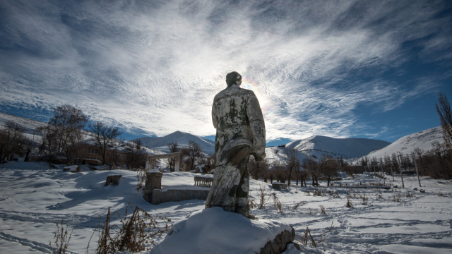 Abbildung von Lenin Statue im Schnee