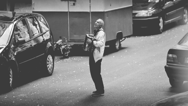 Fotografie eines Musikers auf der Straße. Fotografiert von Autor, Theater und Filmemacher Sebastian Ugovsky