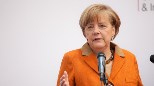 Abbildung von Angela Merkel am Sprecherpult
