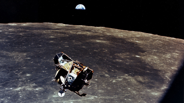 Abbildung von Apollo 11 vom Mond zur Erde