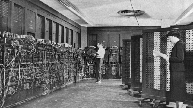 Foto des Eniac Computers mit Betty Snyder und Glen Beck