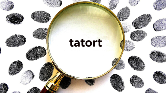 Abbildung von Fingerabdruecken und Lupe