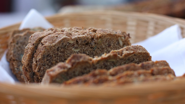 Ein Foto mit der Darstellung von Brot in Scheiben in einem Brotkorb