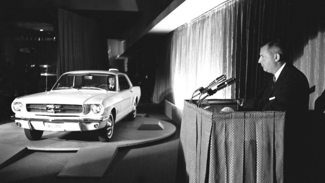 Abbildung von einem Ford Mustang und dessen Entwickler Lee Iacocca