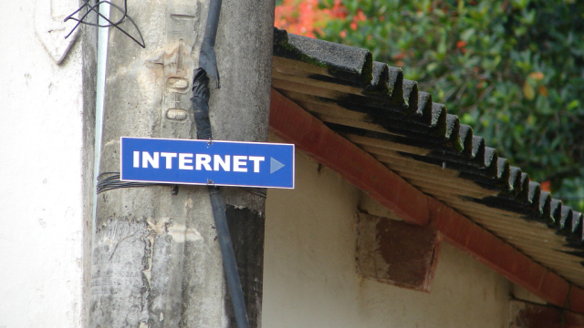 Abbildung von einem Schild mit der Aufschrift Internet