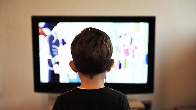Abbildung eines kleinen Jungen vor dem Fernseher
