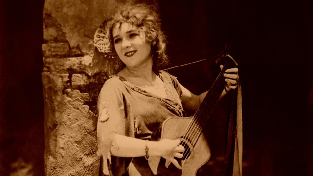 Abbildung von der Schauspielerin Mary Pickford mit Gitarre